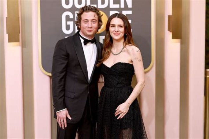 Who is Jeremy Allen White’s girlfriend – Emma Greenwell? His fortune and his family